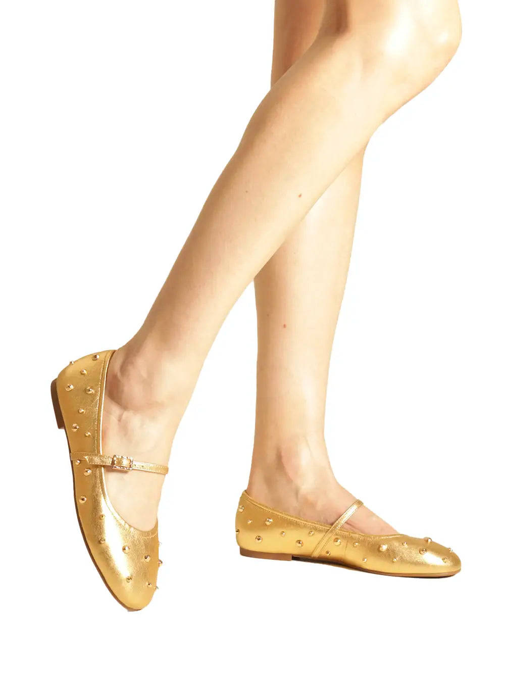 Sabrina Arezzo in pelle dorata e borchie